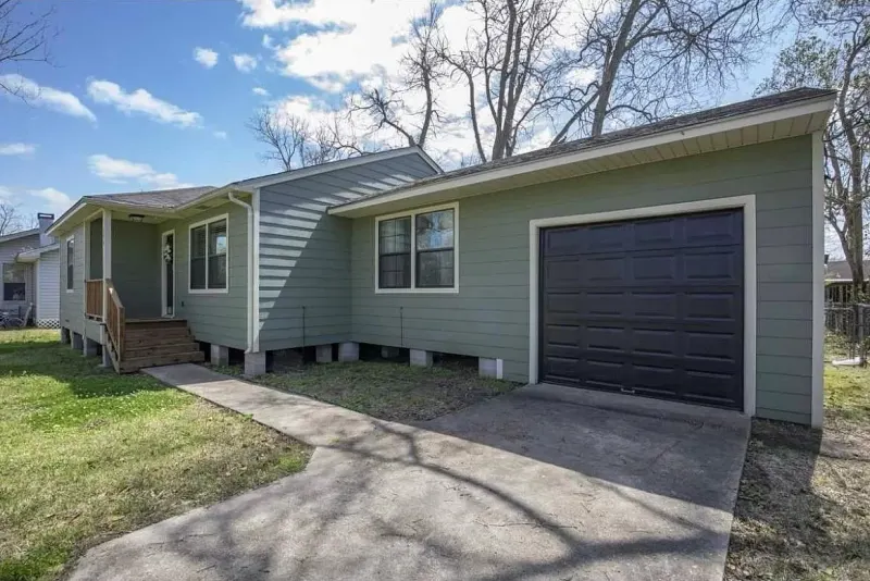 385 W Smith St, Sour Lake, TX 77659